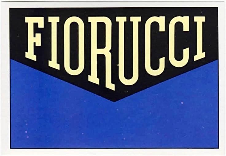 Letras amarillas FIORUCCI sobre una figura negra en punta y un fondo azul.